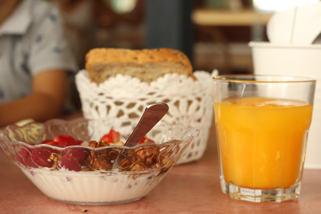 brunch + pequeno-almoço + sumo de laranja + granola com iogurte + pão + saudável + nicolau lisboa + brunch em lisboa