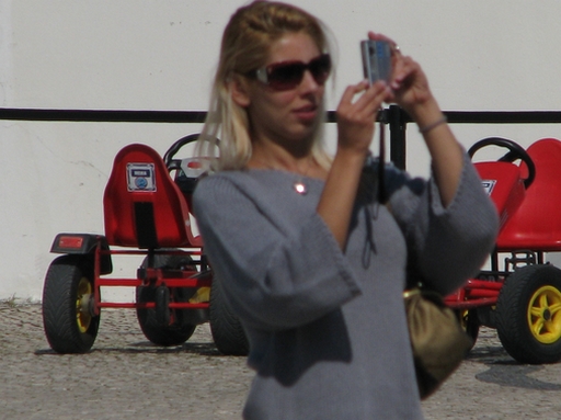 carrinhos vermelhos com rodinhas amarelas