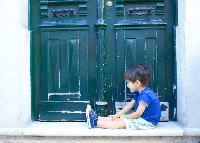 menino à porta + noites de verão + dias quentes + fim-de-semana + porta de casa