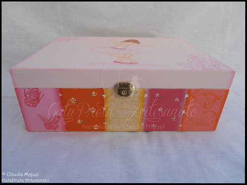 Caixa para ganchinhos, quadro e flores 