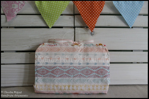 Necéssaire, muda-fraldas e prendedor de chupeta 