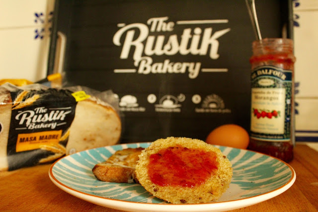 pequeno-almoço + pão com ovo estrelado + pão bimbo + rustik bakery + alimentação saudável + pão com banana e pasta de amêndoa 