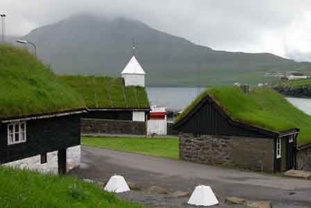 Os telhados verdes das casas nas Ilhas Faroé (Wik