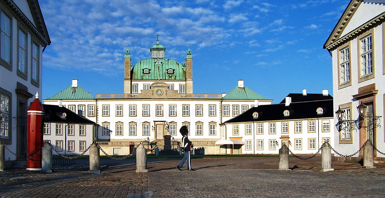 1280px-FredenborgCastleFront.jpg