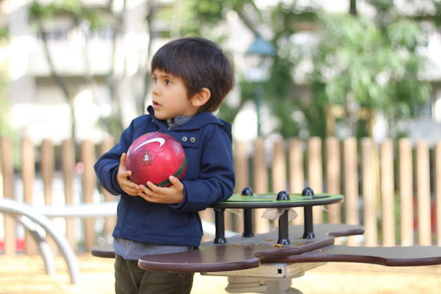bola de futebol + jogar à bola + parque infantil + la redoute + crianças a brincar + dezembro de calor