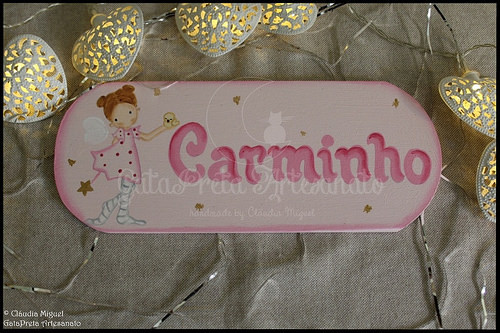 Cavalo de baloiço, tela e placa de porta 