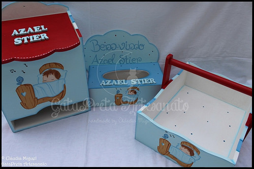 Fraldário, cesta para produtos de higiene, caixa toalhitas e placa de porta 