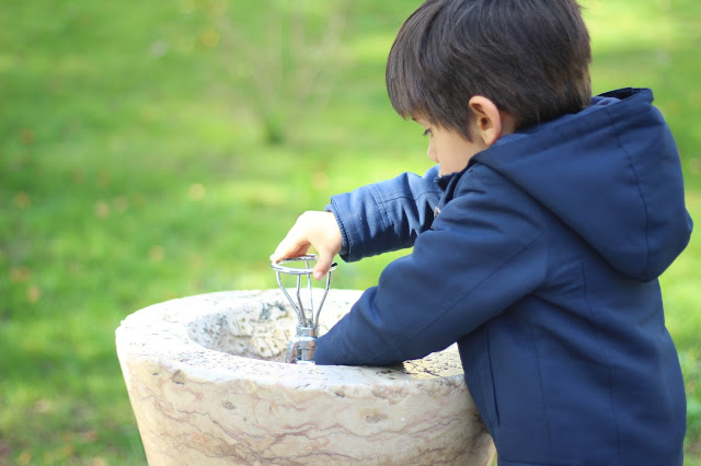 bola de futebol + jogar à bola + parque infantil + la redoute + crianças a brincar + bebebor de água + jardins + brincar na rua + dezembro de calor