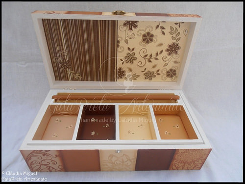 Caixa de bijuteria e de 8 relógios 