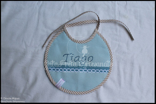 Fralda de pano, babete e prendedor de chupetas 