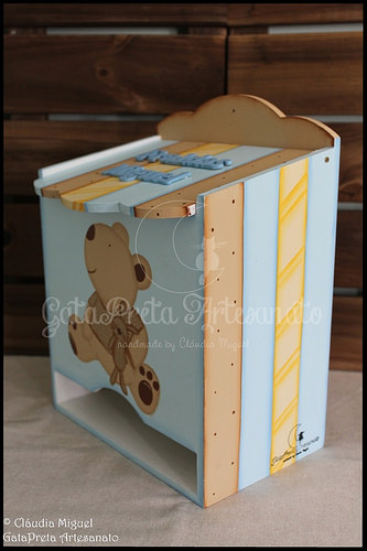 Fraldário, caixa de medicamentos, cesta, caixa para toalhitas, moldura e placa de porta 