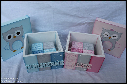 Fraldário, cesta, caixa de toalhitas e caixas de recordações de bebé 