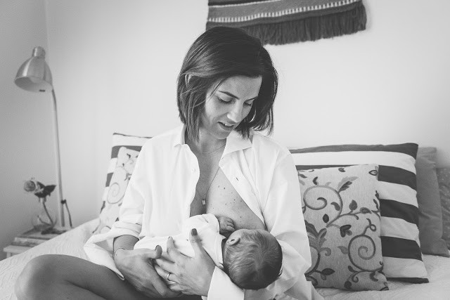 mulher que amamenta + amamentação + enfermeira carmen ferreira + maternidade + identificar um profissional de saúde a favor da amamentação