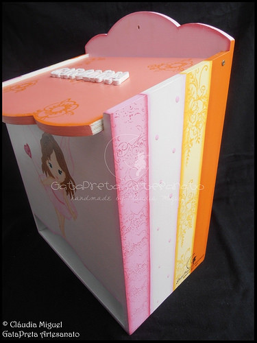 Fraldário, caixa de recordações de bebé e placa de porta 