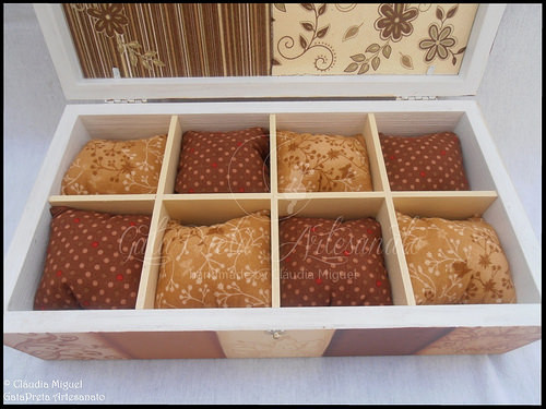 Caixa de bijuteria e de 8 relógios 