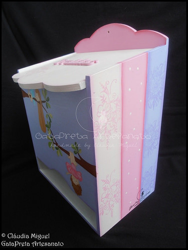 Fraldário, cesta, caixa cúbica, moldura e placa de porta 