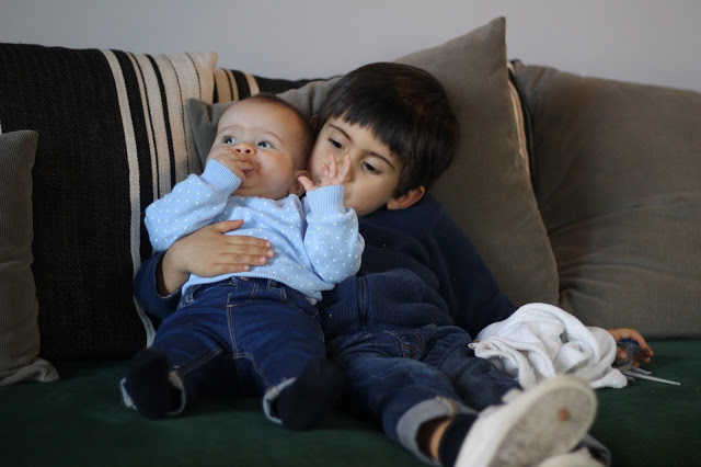 irmãos + menino e menina + restaurante bastardo + jeans para bebés + rotinas de uma mãe de dois + hora da sesta