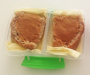 pão integral com manteiga de amendoim