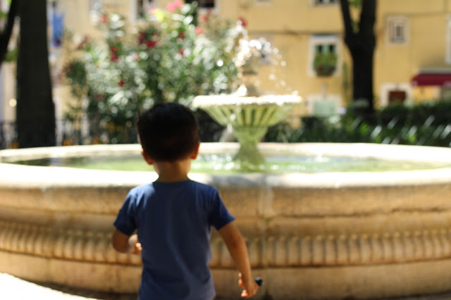 passeios em família + praça das flores + são bento + jardins de lisboa + parques de lisboa + fonte + brincar no jardim + crianças + actividades para crianças + brincar com a água + actividades fora de casa