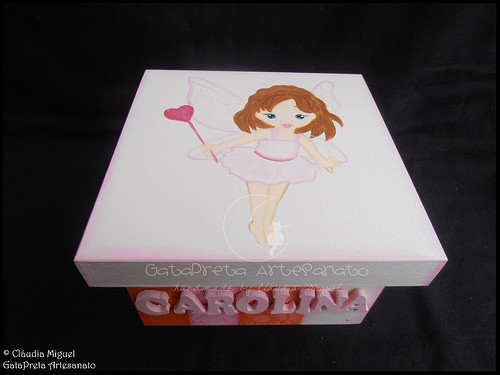 Fraldário, caixa de recordações de bebé e placa de porta 