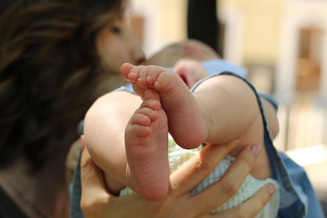 pés de bebé + passear com um bebé + irmãos + dormir com os filhos + mãe de dois + mãe de segunda viagem + como dormem os bebés
