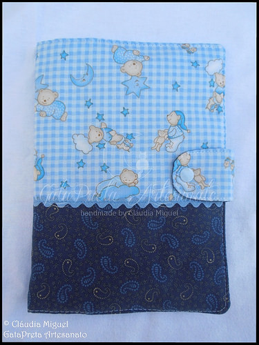 Babete, fralda, capa para documentos e prendedores de chupetas 