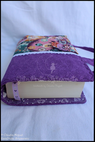 Capa de livros com pegas 