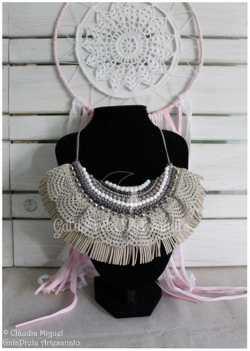 Caixa de bijuteria e maxi-colar 