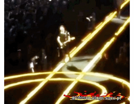 Guitarrista do U2 cai do palco durante show - Puta merda, eu sou muito ninja mesmo.