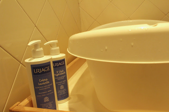 rotinas do bebé + como dar banho a um recém-nascido + produtos de higiene do bebé + uriage + produtos de banho + qual a melhor hora para dar banho ao bebé