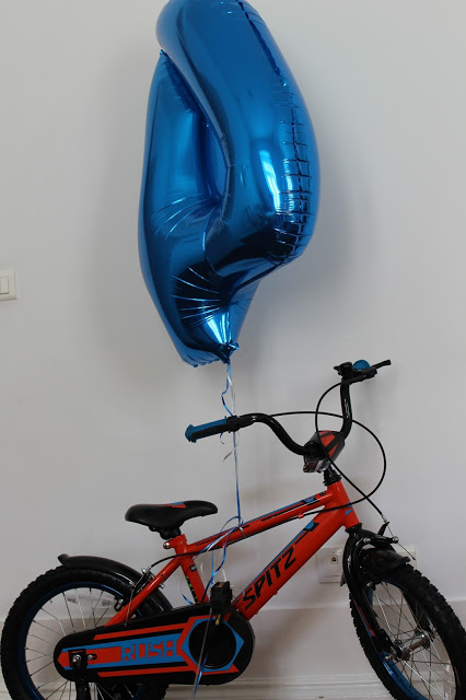 balão + quatro anos + bicicleta + sportzone + prenda de aniversário 