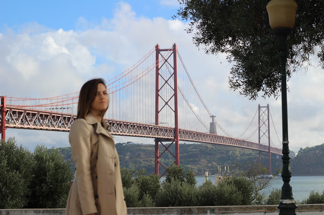 ponte 25 de abril + trench coat + gabardine + gestão de tempo + cristo rei 