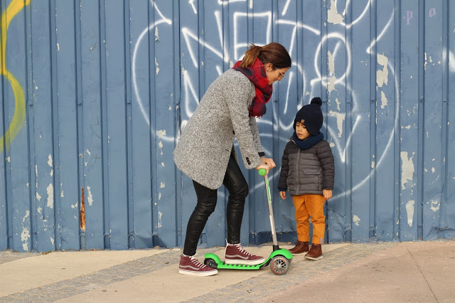 praia de carcavelos + tortinete + passear com os filhos + mãe e filho + quatro anos + aniversário + vans + cool kid + cool mom + grafitties