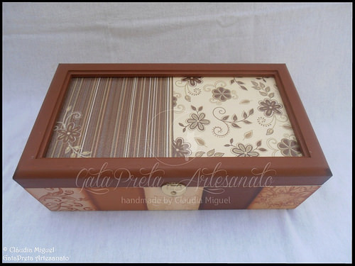 Caixa de bijuteria e de 8 relógios 