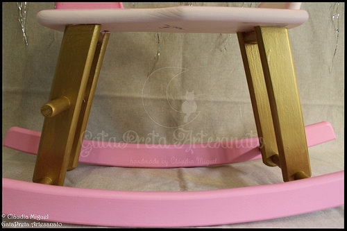 Cavalo de baloiço, tela e placa de porta 