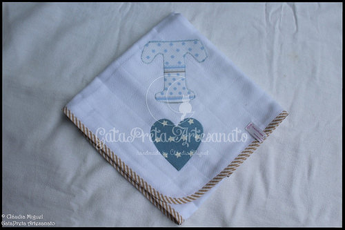 Fralda de pano, babete e prendedor de chupetas 