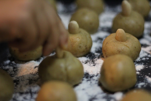 tradições portuguesas + pão por deus + broas + receitas tradicionais + romã + castanhas + dia de todos os santos + avó e neto + respeitar as nossas tradições + ensinar as nossas tradições ao mais pequenos + 1 de novembro + feriado de todos os santos