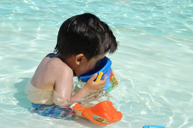 férias em família + vidamar + hotéis para famílias + praia dos salgados + alimentação das crianças nas férias + piscina + férias de verão + gap kid + calções de banho gap + mochila de praia uriage + uriage