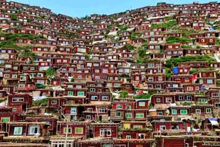 Complexo de casas onde moram freiras, no Tibete (S