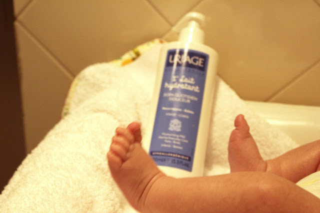 rotinas do bebé + como dar banho a um recém-nascido + produtos de higiene do bebé + uriage + produtos de banho + qual a melhor hora para dar banho ao bebé