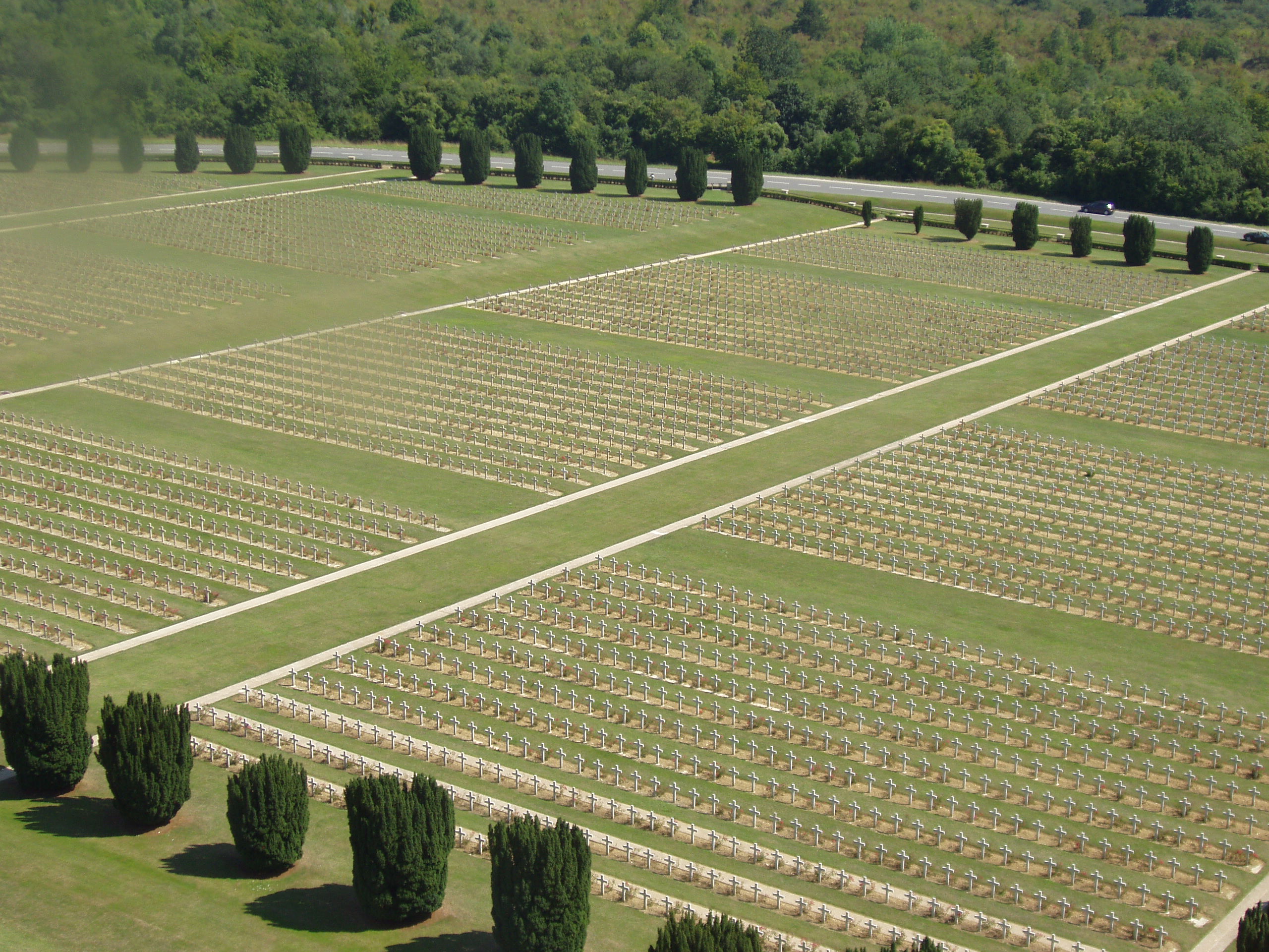 Douaumont_ossuary3.jpg