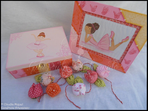 Caixa para ganchinhos, quadro e flores 