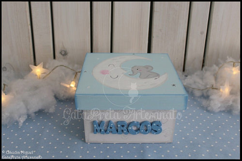 Fraldário, caixa de recordações de bebé e placa porta 