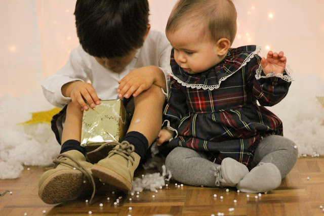 botas safari + pisamonas + sapataria online + sapatos para bebé + irmãos + presentes + sessão de natal + fotografia de irmãos + light box + sapatos para o natal