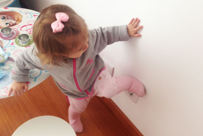 Lara a trepar paredes 7