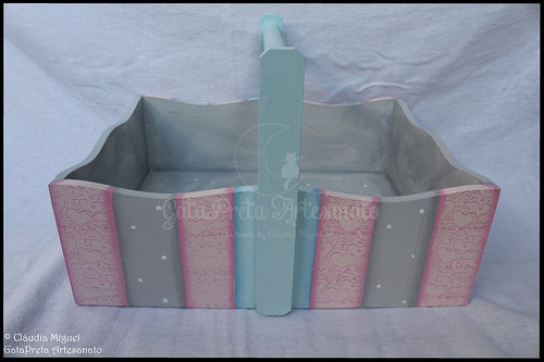 Fraldário, cesta, caixa de toalhitas e caixas de recordações de bebé 
