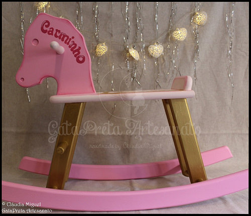 Cavalo de baloiço, tela e placa de porta 