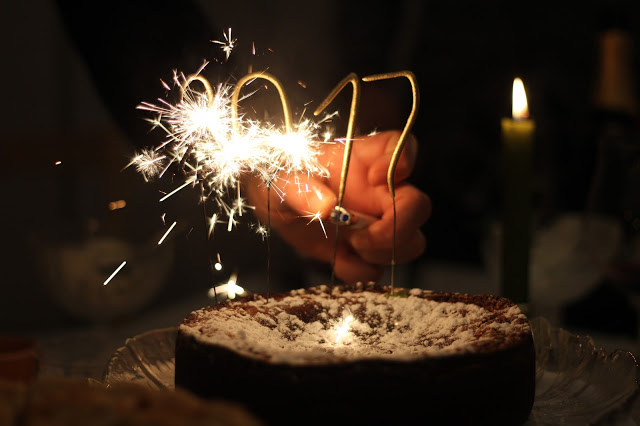 bolo + festa + velas + 2017 + passagem de ano + jantar + decoração de mesa + mesa de festa + docinho de açúcar + enfeites de bolos + table setting