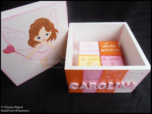 Fraldário, caixa de recordações de bebé e placa de porta 