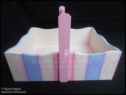 Fraldário, cesta, caixa cúbica, moldura e placa de porta 